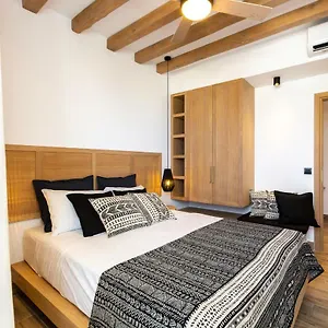 https://theros.rethymnohotels.net